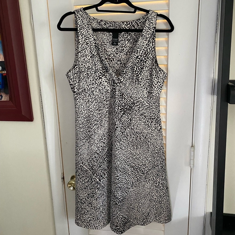 New York & Company. V~Neck Size Large (10). Like New. Black & White.